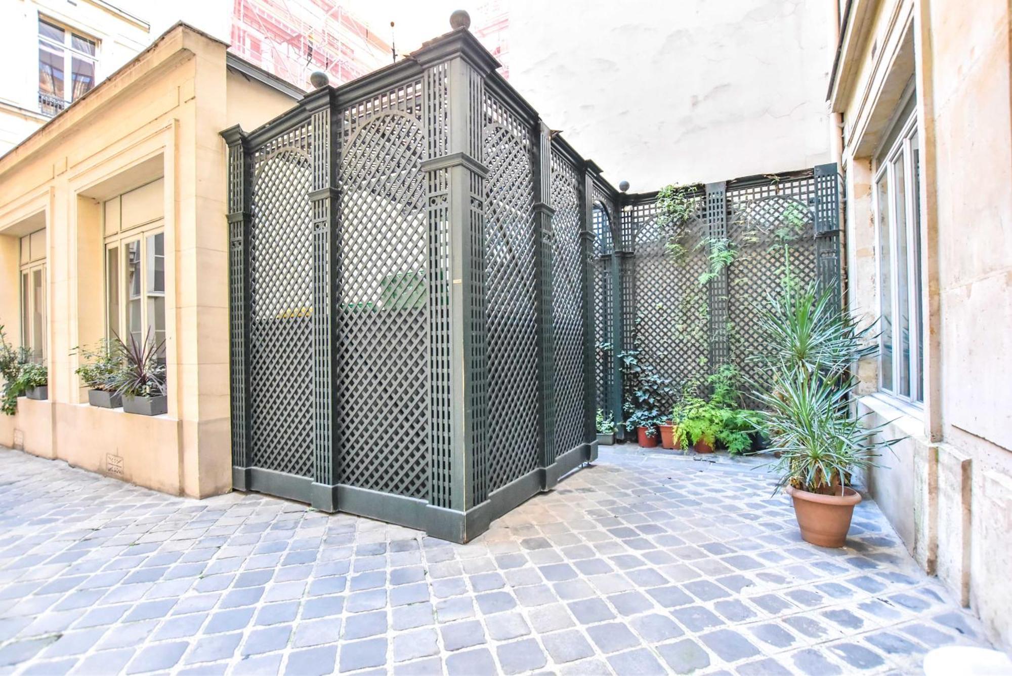 Rare Golden Triangle Amazing 1br With Terrace Office - Bail Mobilite Apartment *
